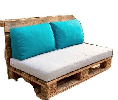Coussins épais pour aménagement de canapé palette en bois, coloris estival gris clair et turquoise.