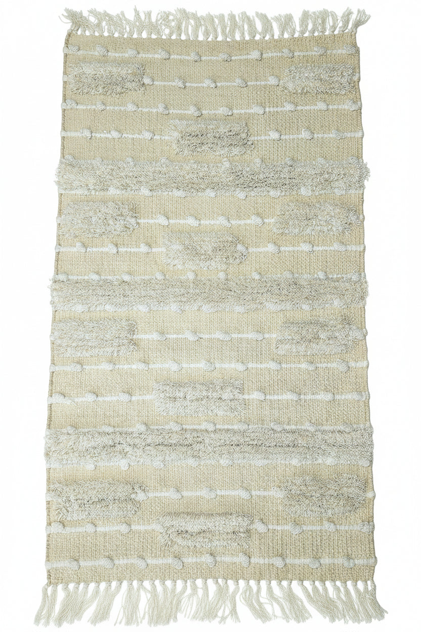 Petit tapis rectangulaire bohème chic 60x110 cm, couleur naturel avec motifs texturés en relief et franges, 100% coton.