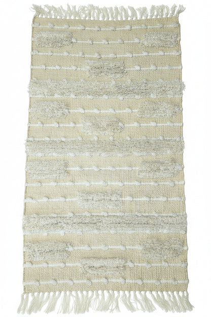 Petit tapis rectangulaire bohème chic 60x110 cm, couleur naturel avec motifs texturés en relief et franges, 100% coton.