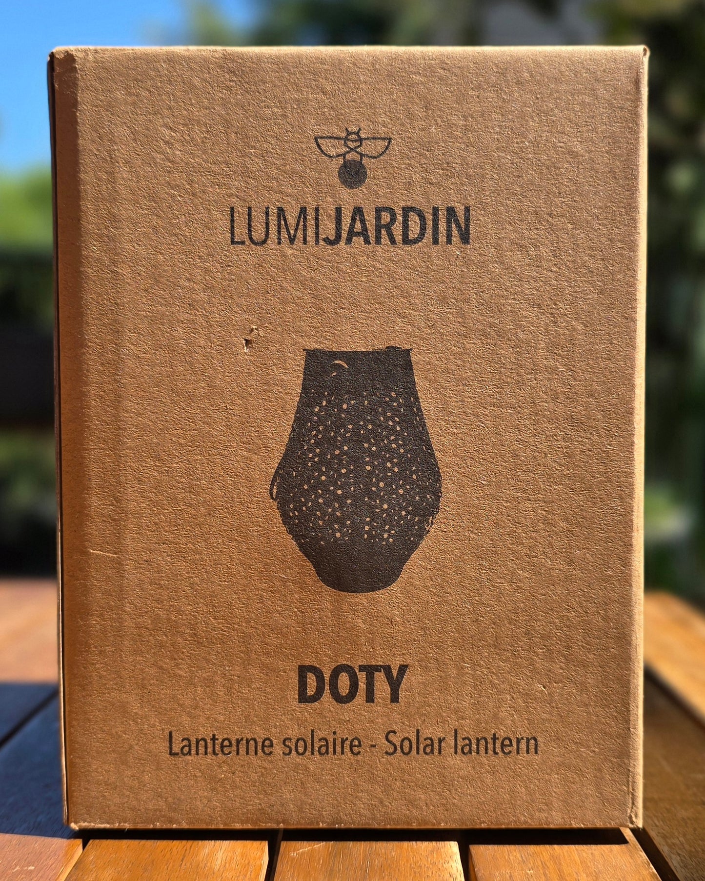 oîte packaging Lumisky DOTY avec caractéristiques techniques : autonomie 7h, charge 8h, LED blanc chaud, IP44, panneau solaire intégré, bouton ON/OFF