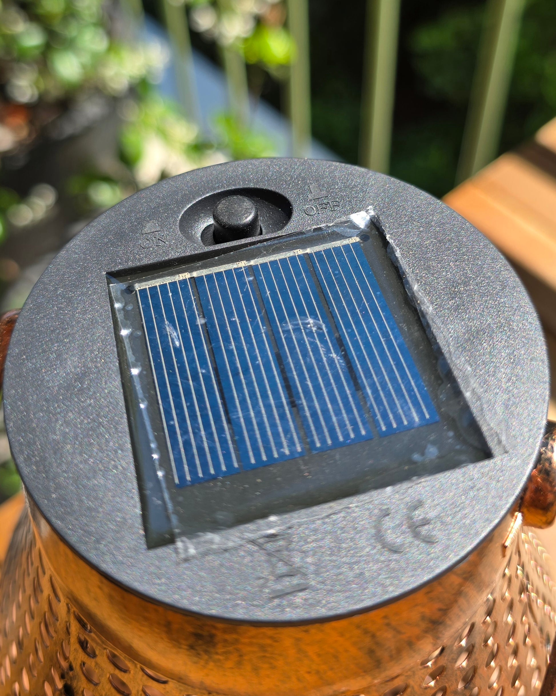 Détail panneau solaire intégré sur le dessus de la lanterne DOTY Lumisky avec bouton ON/OFF, couvercle cuivré, norme IP44 résistante aux éclaboussures