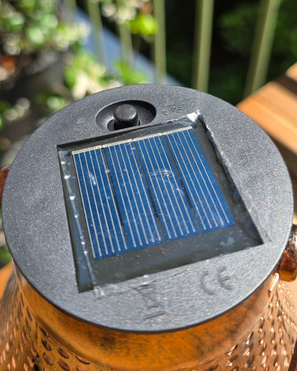 Détail panneau solaire intégré sur le dessus de la lanterne DOTY Lumisky avec bouton ON/OFF, couvercle cuivré, norme IP44 résistante aux éclaboussures