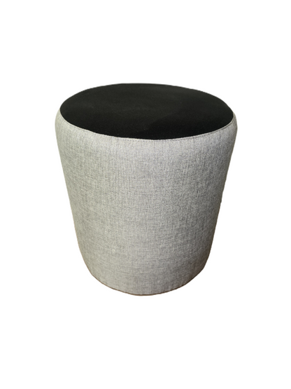 Pouf design cylindrique en tissu gris chiné brillant avec fils dorés lurex et assise confortable en velours noir.