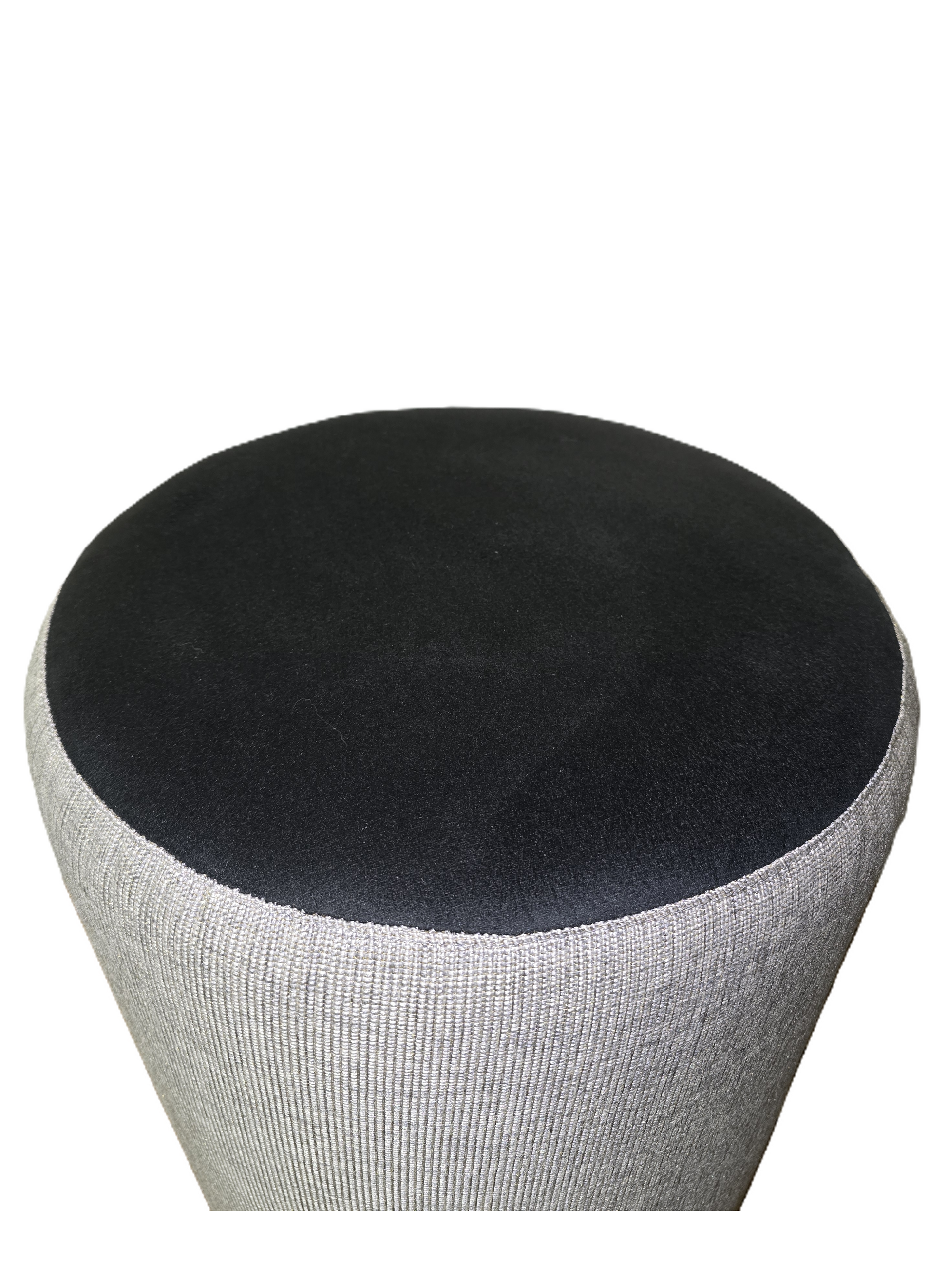 Vue de dessus de l'assise ronde ultra-douce en velours noir du pouf design d'intérieur.