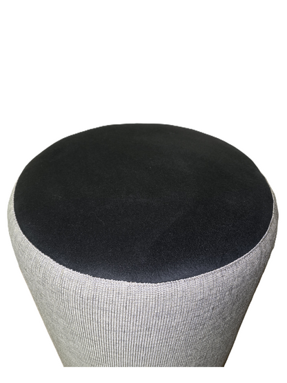 Vue de dessus de l'assise ronde ultra-douce en velours noir du pouf design d'intérieur.