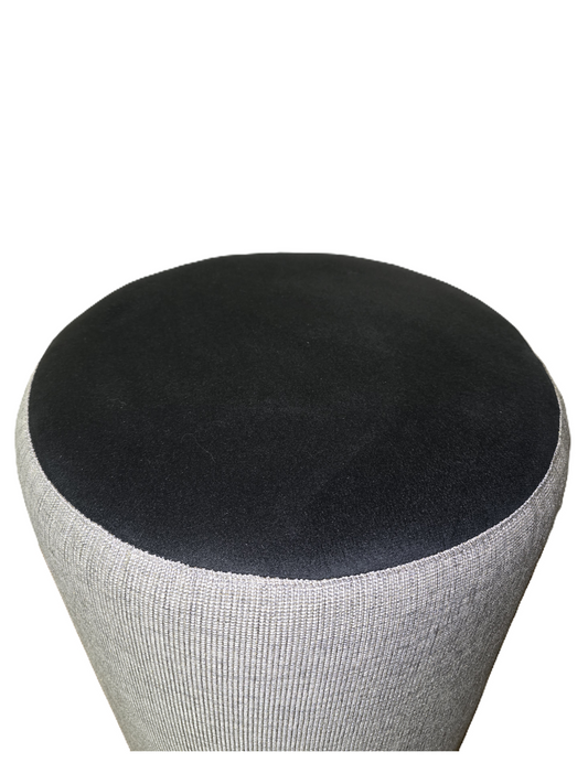 Vue de dessus de l'assise ronde ultra-douce en velours noir du pouf design d'intérieur.