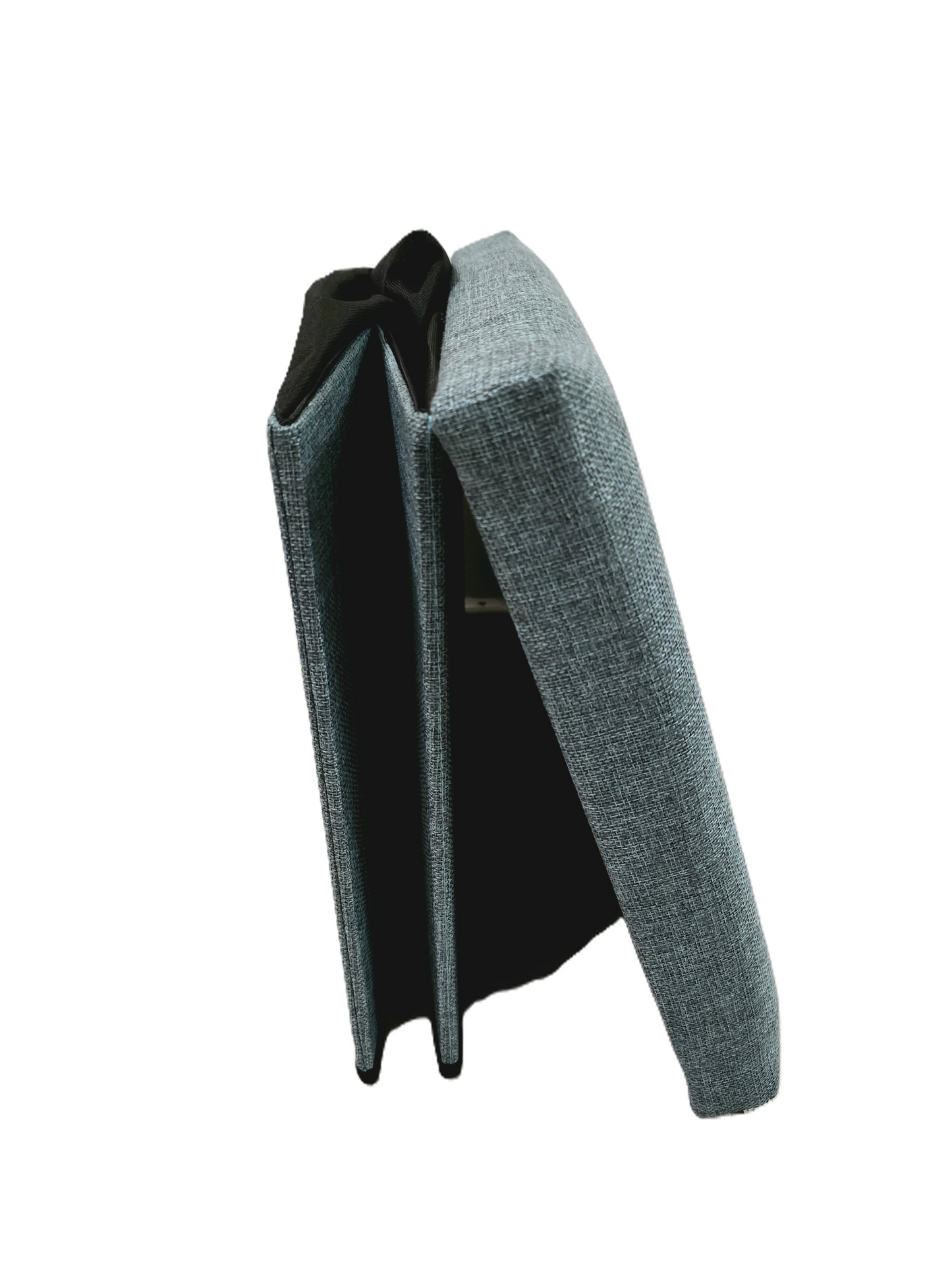 Pouf de rangement astucieux plié à plat pour un gain de place optimal, revêtement en tissu pétrole chiné.