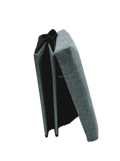 Pouf de rangement astucieux plié à plat pour un gain de place optimal, revêtement en tissu pétrole chiné.
