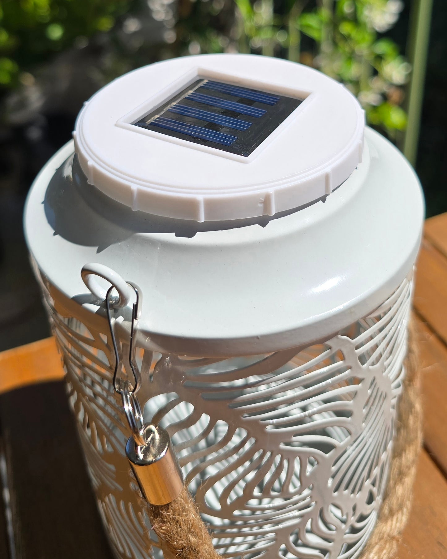 Détail panneau solaire intégré sur le dessus de la lanterne Mini Rainbow Lumisky, couvercle blanc avec cellule photovoltaïque carrée, norme IP44
