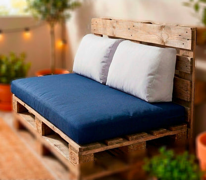 Ensemble de coussins d'extérieur pour canapé palette en 100% coton, avec une grande assise bleu marine et deux dossiers gris clair.