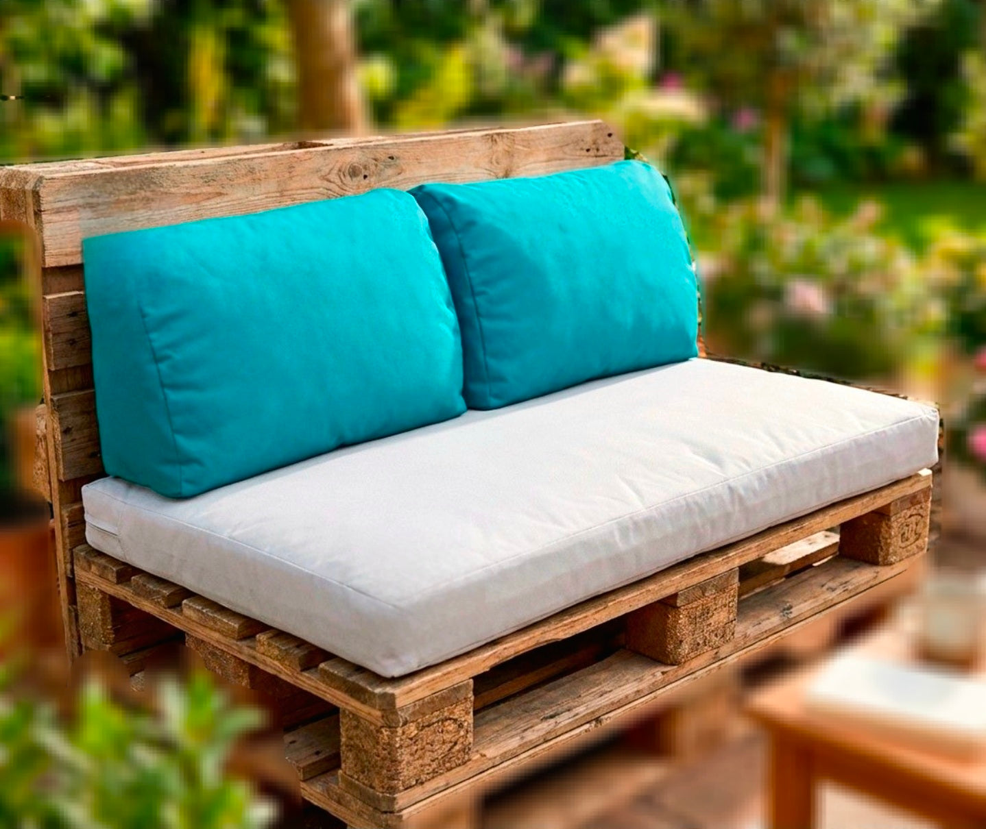 Ensemble de coussins d'extérieur pour canapé palette en 100% coton, avec une grande assise gris clair et deux dossiers turquoise.