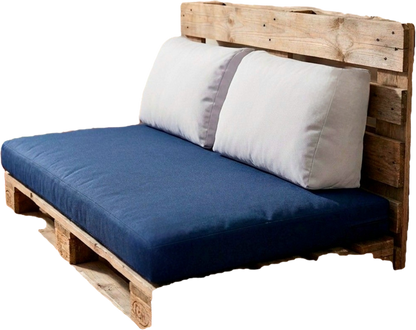 Coussins épais et moelleux pour aménagement de palette en bois, coloris bleu marine et gris clair.