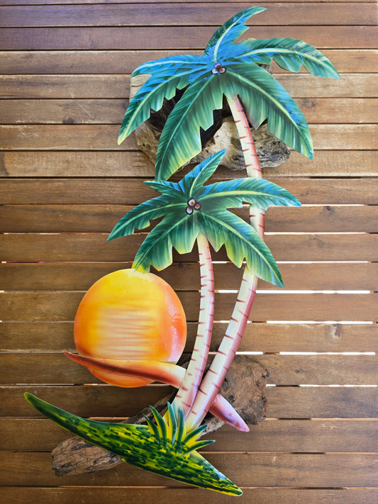Sculpture murale cocotier 60cm en métal peint à la main à l'aérographe, deux palmiers tropicaux stylisés aux feuilles vert émeraude et bleu turquoise encadrant un soleil orange flamboyant, posée sur mur en planches de bois brut — fer artisanal léger 300g avec anneau de fixation murale inclus, décoration intérieure tropicale fait main — LaPailleBambou Six-Fours-les-Plages
