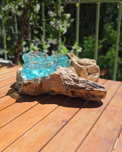 Grand cendrier bois et verre soufflé turquoise 20×19×16cm vu de face, large coupe en verre aqua aux reflets cristallins posée sur souche de teck aux nervures profondes et textures brutes, fond de lames de bois — verre recyclé soufflé directement sur racine de teck, artisanat fait main Indonésie — LaPailleBambou Six-Fours-les-Plages