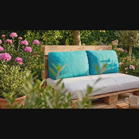 Vidéo de présentation : ensemble de coussins pour canapé palette d'extérieur, démonstration des variantes en situation dans un beau jardin aménagé.