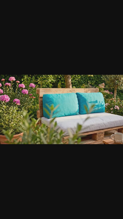Vidéo de présentation : ensemble de coussins pour canapé palette d'extérieur, démonstration des variantes en situation dans un beau jardin aménagé.