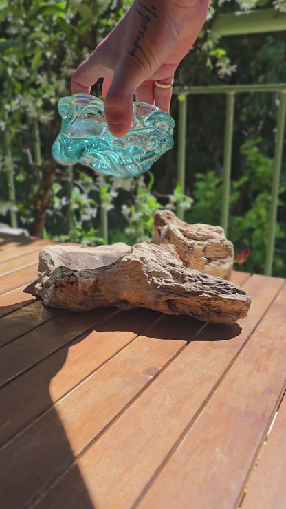 Vidéo — Présentation de toute la collection LaPailleBambou disponible : soliflores et vases, petit et grand cendrier en verre soufflé recyclé sur teck, sculpture en métal peint cocotier pièces uniques faites main et éco-responsables — LLX ConceptStore