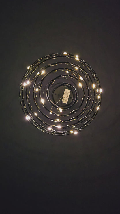 Vidéo — Suspension solaire ORION Lumisky présentée de nuit : tourbillon de micro-LEDs blanc chaud en effet lucioles, illuminant le jardin d'une lumière féerique — LLX ConceptStore
