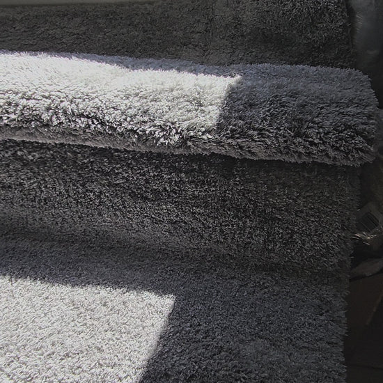 Vidéo — Présentation du tapis cocooning moelleux à poils longs, texture douce et matière naturelle, gros plan mettant en valeur son confort bohème et chaleureux — LLX ConceptStore
