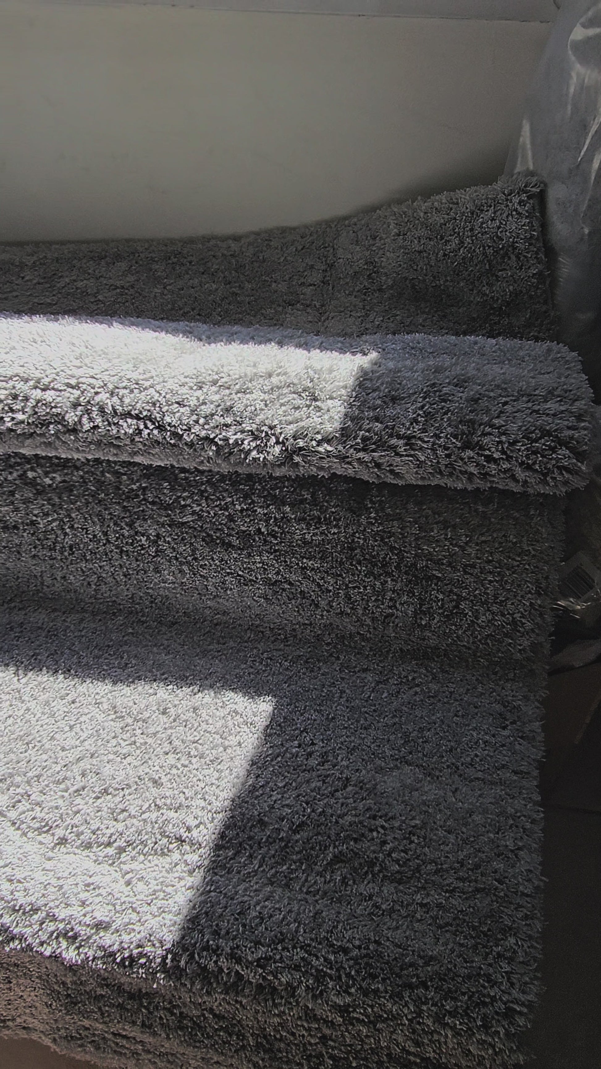 Vidéo — Présentation du tapis cocooning moelleux à poils longs, texture douce et matière naturelle, gros plan mettant en valeur son confort bohème et chaleureux — LLX ConceptStore
