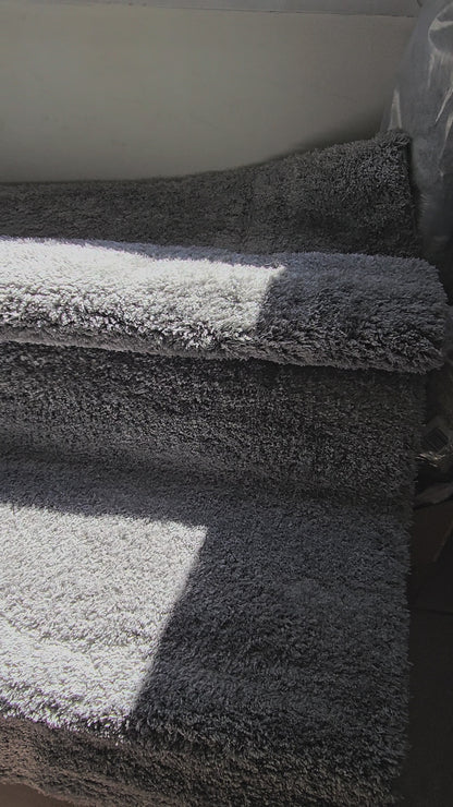 Vidéo — Présentation du tapis cocooning moelleux à poils longs, texture douce et matière naturelle, gros plan mettant en valeur son confort bohème et chaleureux — LLX ConceptStore
