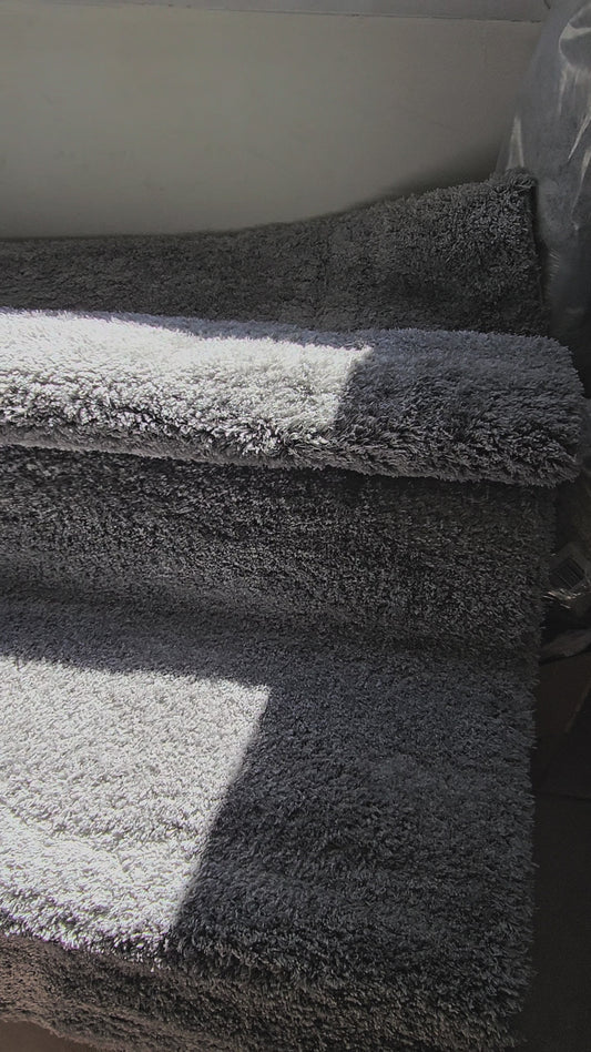 Vidéo — Présentation du tapis cocooning moelleux à poils longs, texture douce et matière naturelle, gros plan mettant en valeur son confort bohème et chaleureux — LLX ConceptStore
