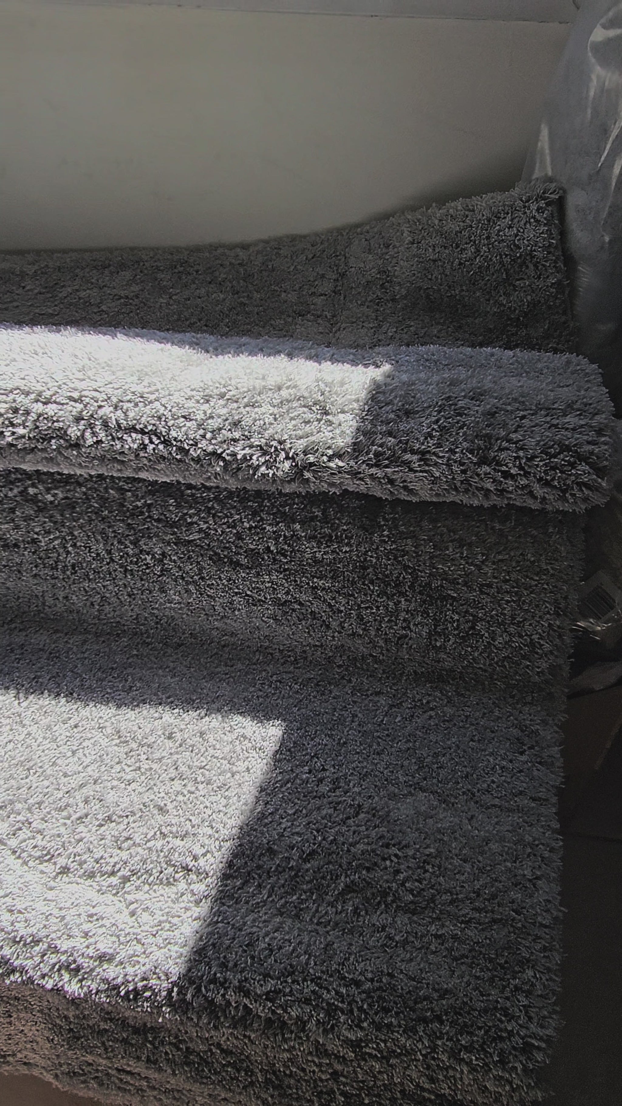 Vidéo — Présentation du tapis cocooning moelleux à poils longs, texture douce et matière naturelle, gros plan mettant en valeur son confort bohème et chaleureux — LLX ConceptStore
